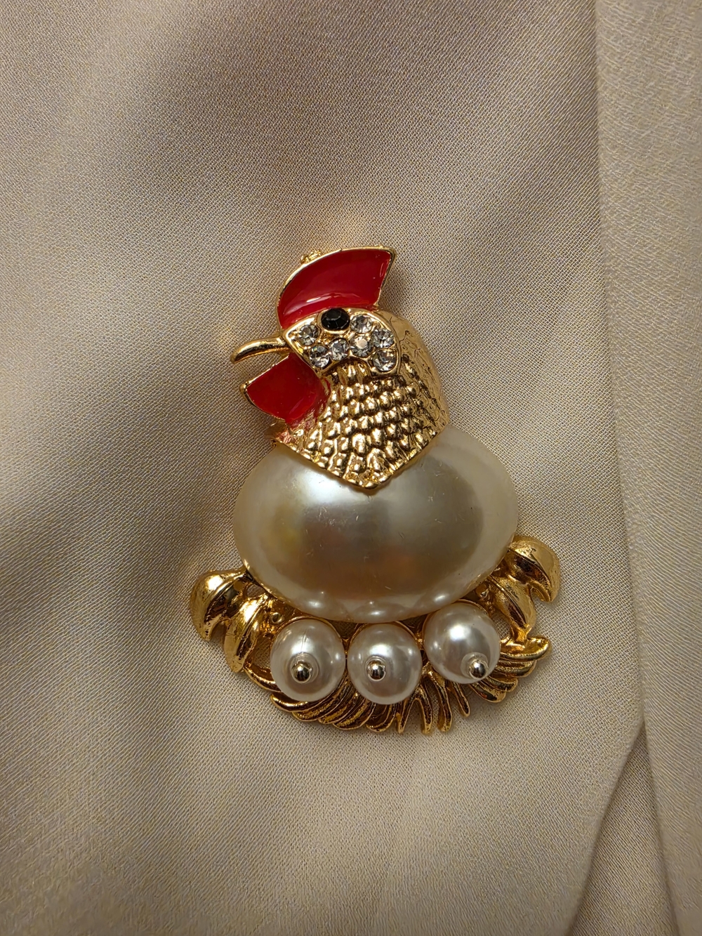Vintage Style Nesting Chicken Hen Brooch Pin Gold Tone Pearl Rhinestone Animal